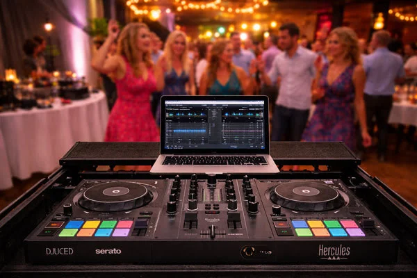 Blick vom DJ-Pult auf ein Firmenevent