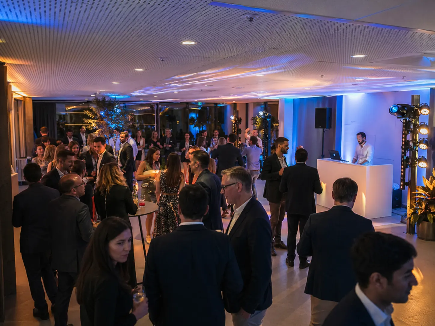 Business-Event mit DJ und Gästen
