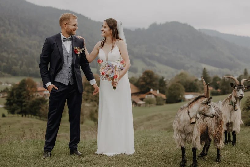 Brautpaar mit Ziegen in den Bergen