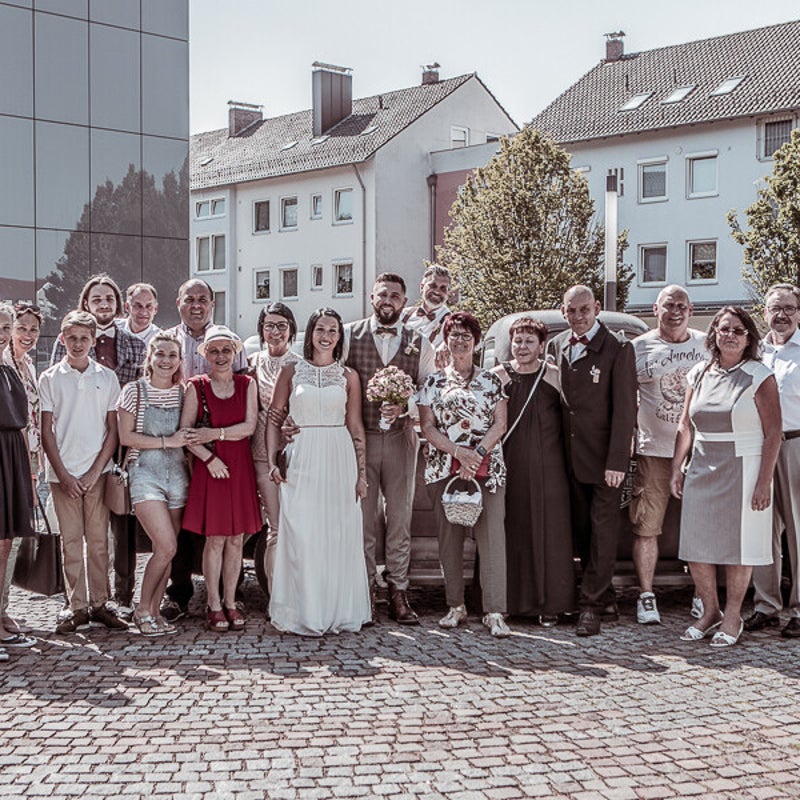 Gruppenfoto nach der Standesamt-Trauung