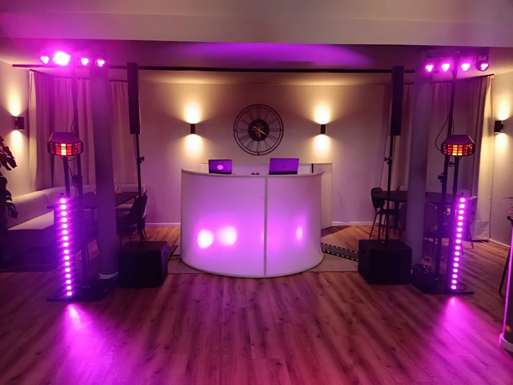 DJ-Aufbau mit Lichttechnik